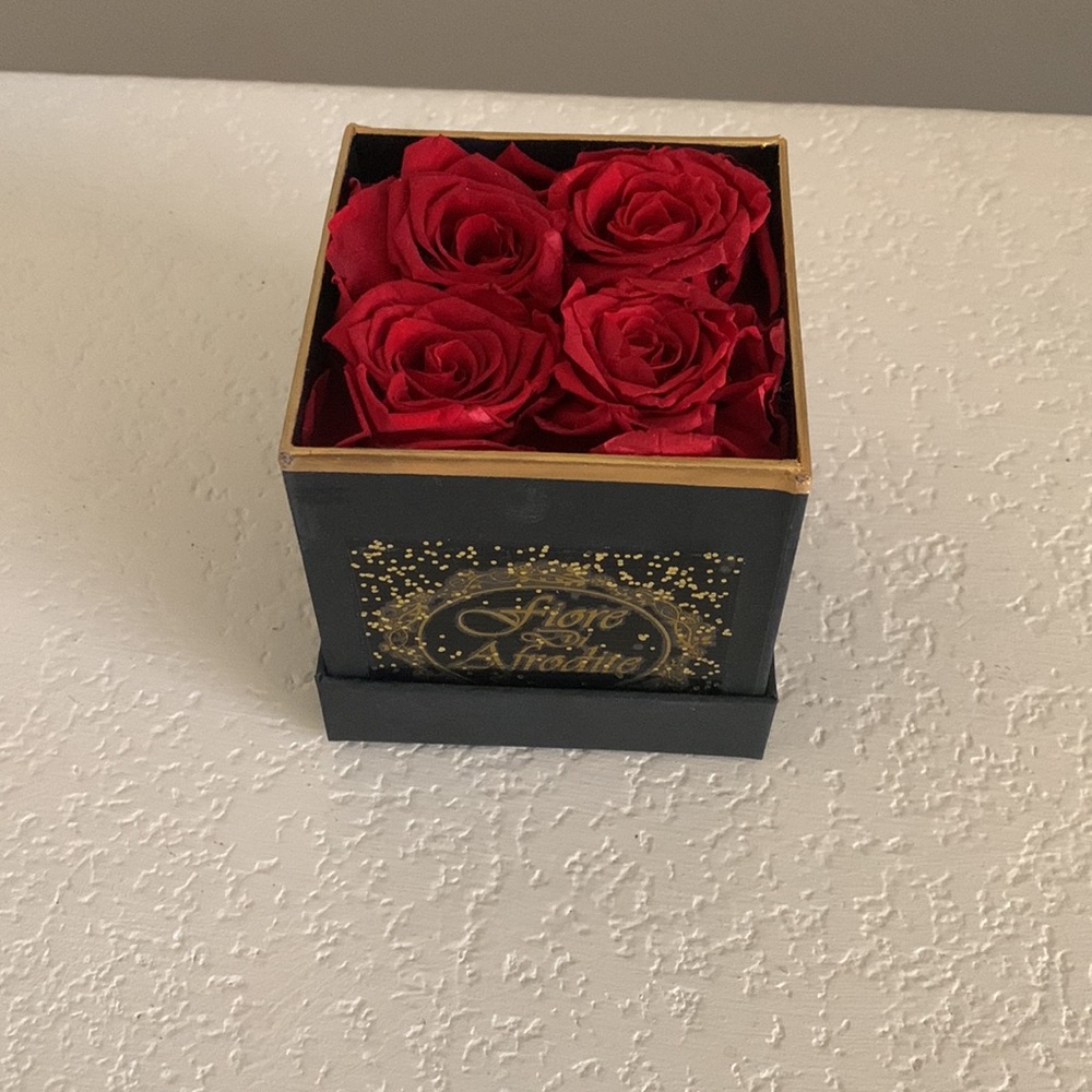Red Roses In Box - Picture 5 of 6